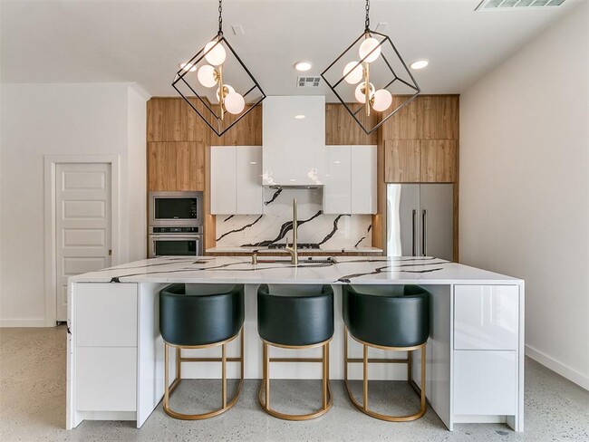 Building Photo - 605 N Idaho Ave