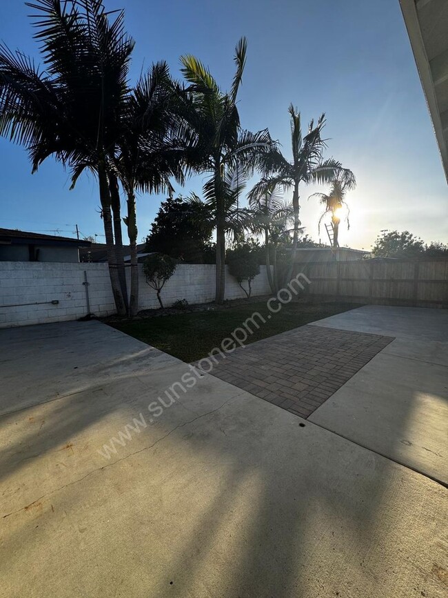 Building Photo - 1200 W 9th St