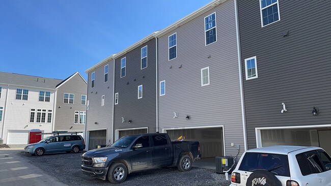 Building Photo - Brand New Townhouse in Cranberry!