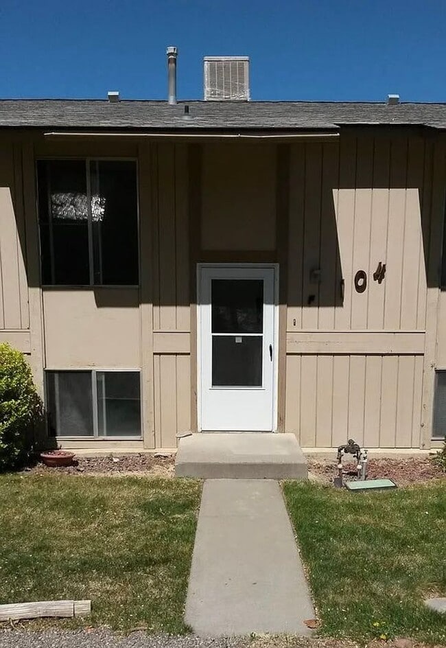 Building Photo - 2 Bedroom Townhome Near CMU