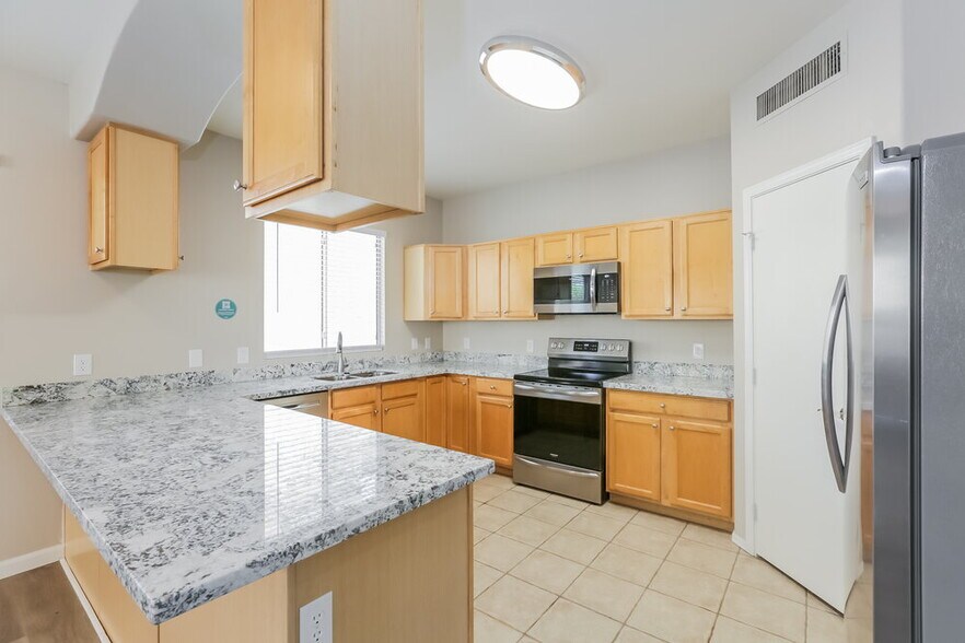 Building Photo - 7218 S 39th Dr