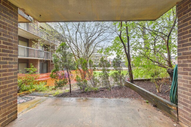 Building Photo - Check out this delightful 1 bed and 1 bath condo For Rent in a prime Fairfax location!