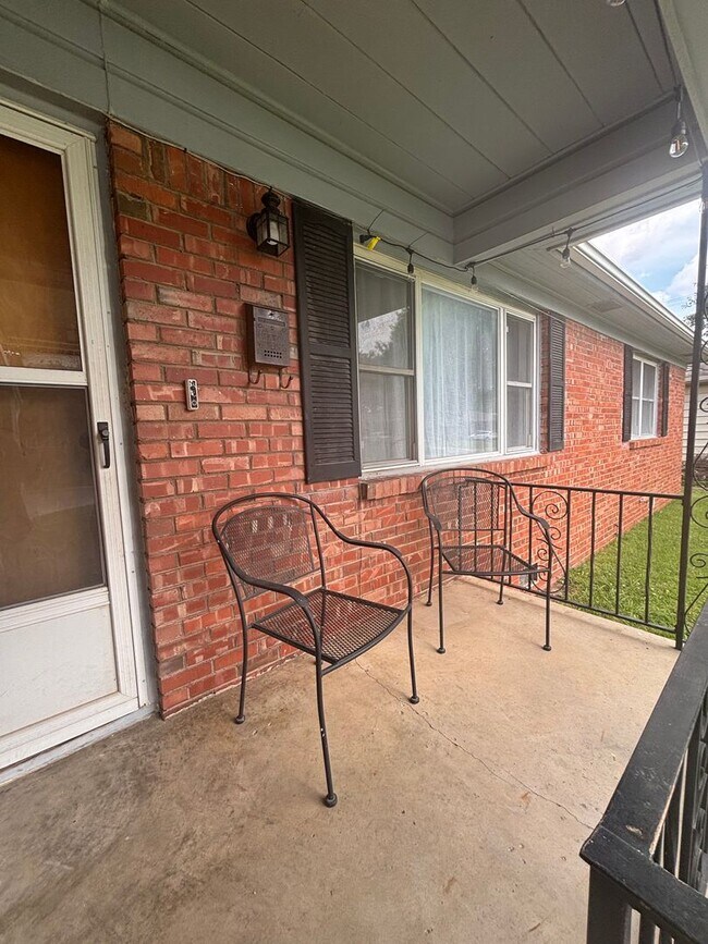 Building Photo - Adorable 3 bed, 1 bath, 1 car midtown bungalow close to the fairground, restaurants and shopping.