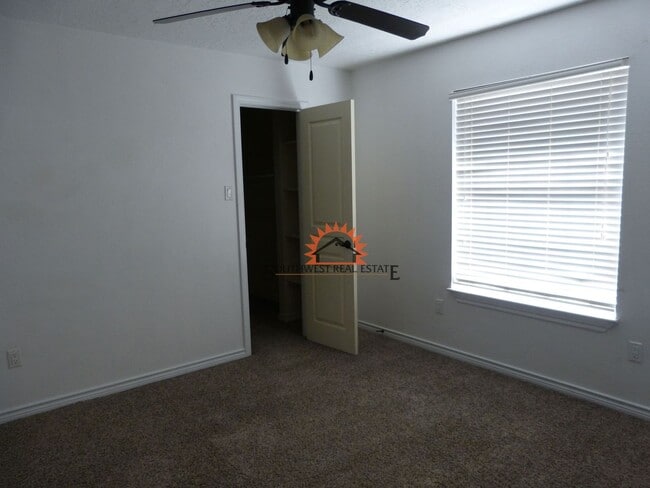 Building Photo - Stunning 4 bedroom 3 bath brick home with 5 car garage!