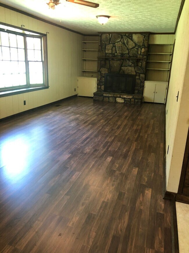 Building Photo - 880 Locke Dr