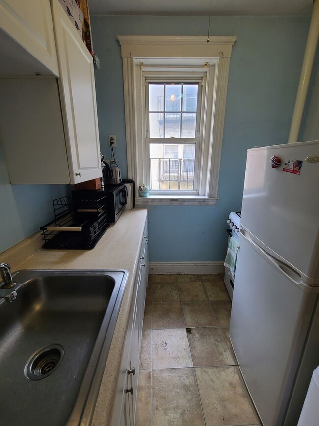 Building Photo - 1BR/1Bth unit. Great location, Right on T, Heat/Hot Water included