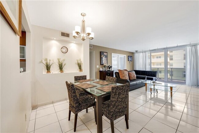 Building Photo - 3140 S Ocean Dr