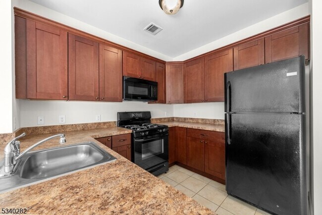 Building Photo - 18 Park Dr