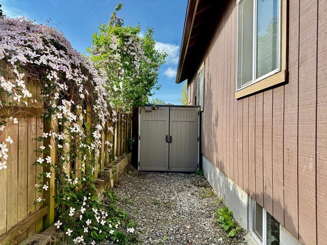 Building Photo - Central Olympia 2 Bedroom Townhome - Avail...