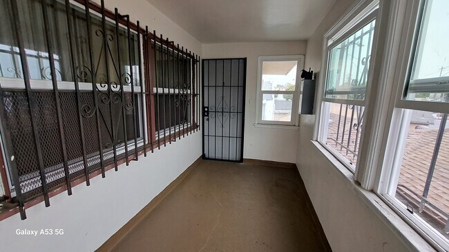 Building Photo - 1309 N La Brea Ave