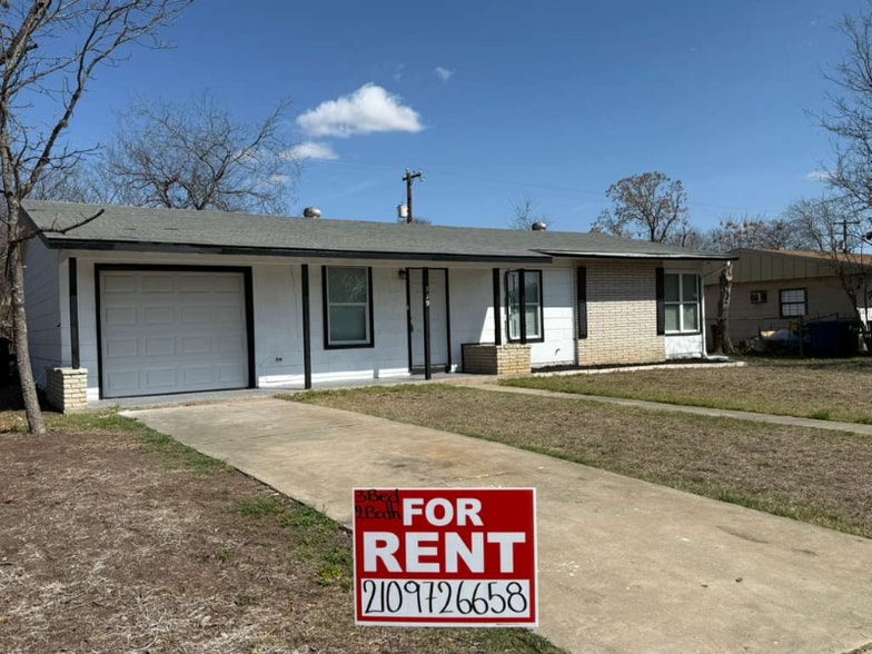 Building Photo - 339 Brettonwood Dr