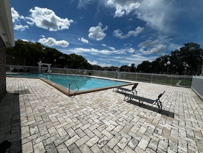 Building Photo - MOVE IN NOW!! Water included! Spacious 3 x2 on 2nd floor with screened in porch!! All tile floors!!