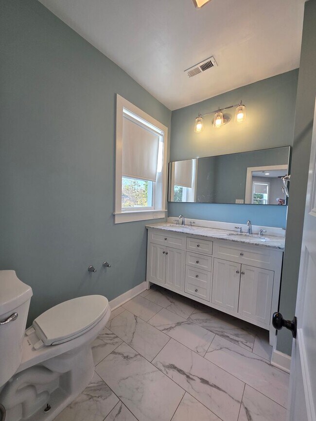 Building Photo - Gorgeous one of a kind 5 bedroom home fully updated