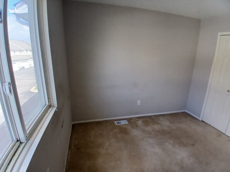 Building Photo - 257 Stonegate W
