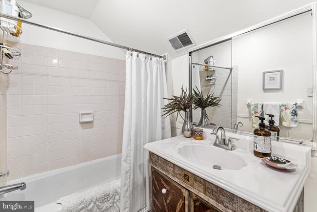 Building Photo - 516 S 3rd St