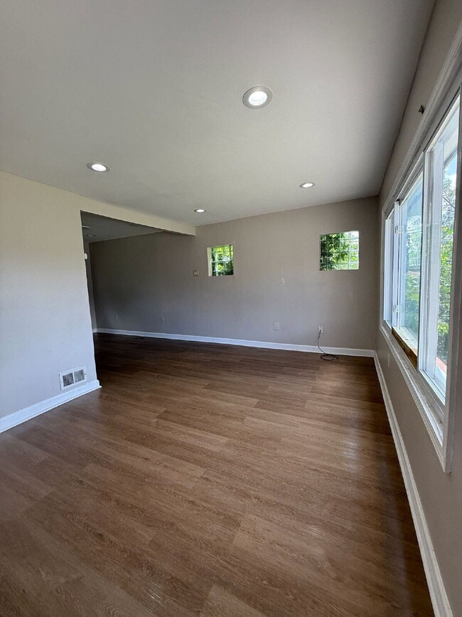 Building Photo - Find Comfort in Every Corner at Woodmont A...