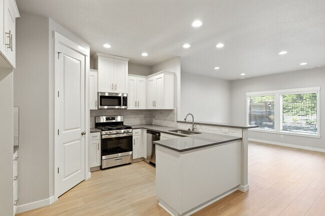 Building Photo - Brand New Townhome in Pleasant Valley Vill...