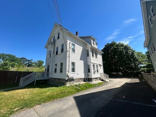 Building Photo - 35 Newcomb Pl