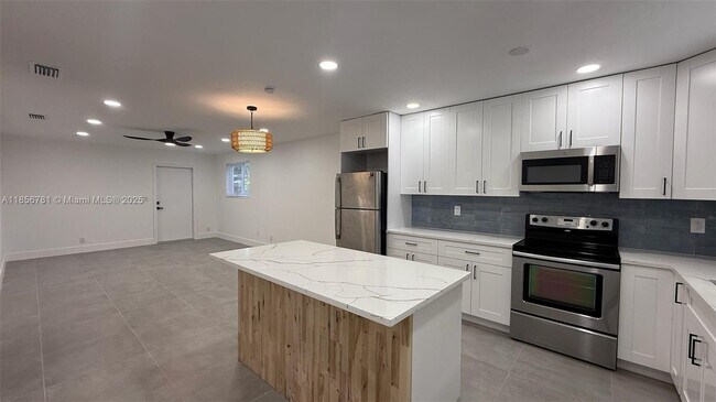 Building Photo - $3,050MONTHLY;315 N 26TH AVE #417 HOLLYWOO...