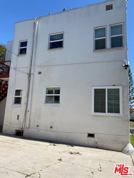 Building Photo - 837 Alexandria Ave