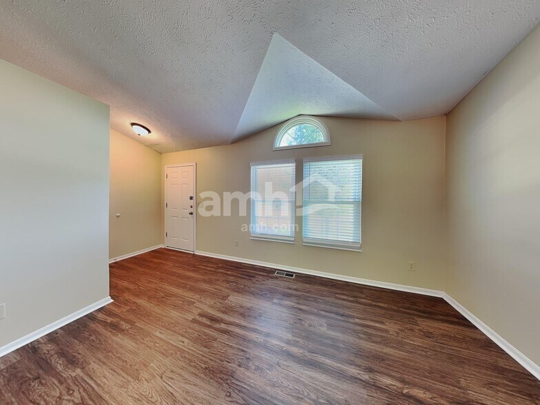 Building Photo - 2220 Siesta Dr