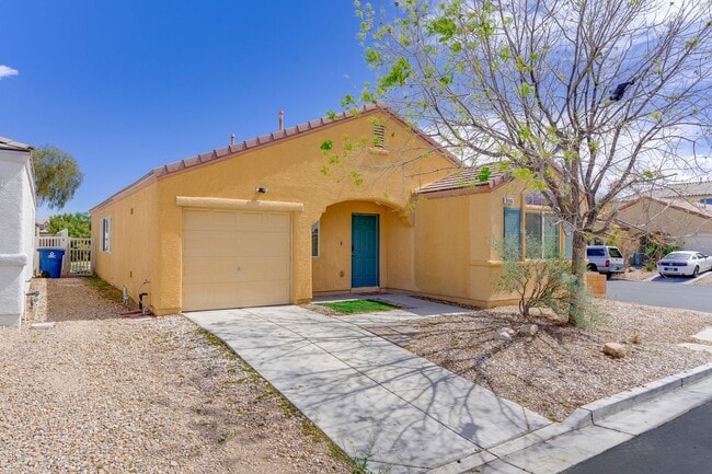 Building Photo - CHARMING 2 BEDROOM HOME IN GATED COMMUNITY...