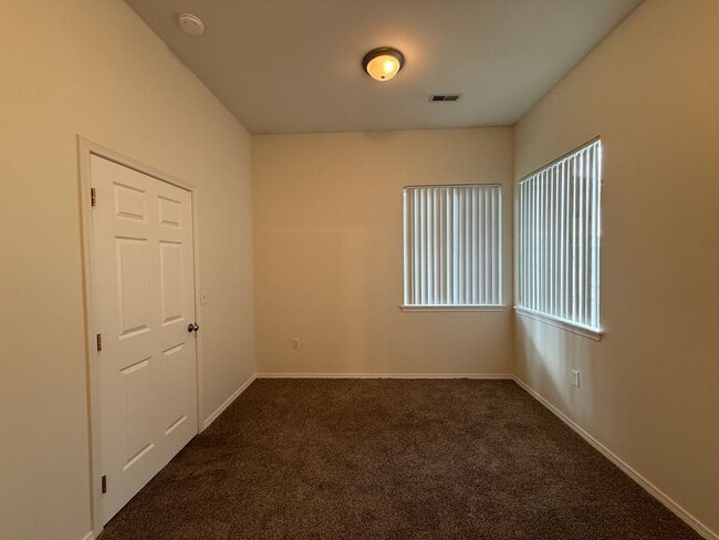 Building Photo - 4 Bed 3 Bath Gated Townhome Near Maplewood Golf