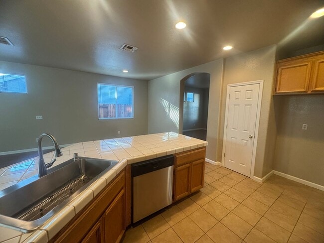 Building Photo - Spacious 4 Bedroom Home in Elk Grove