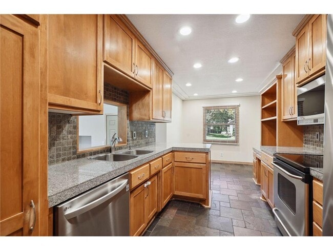 Building Photo - 6802 Cottonwood Ln N