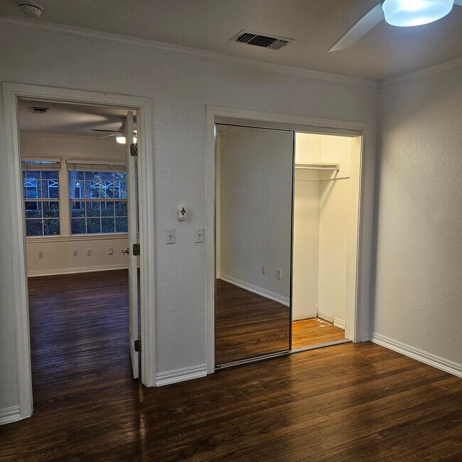 Building Photo - Bradley Duplex