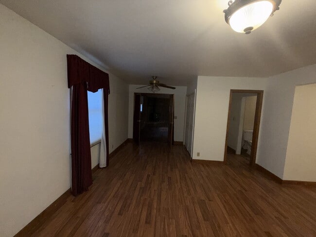 Building Photo - "Charming 2-Bed Home with Spacious 1700 Sq Ft Layout, FENCED yard!"