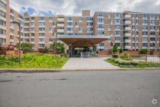 Building Photo - Lovely 1 BR/1 BA Condo in Forest Hills!