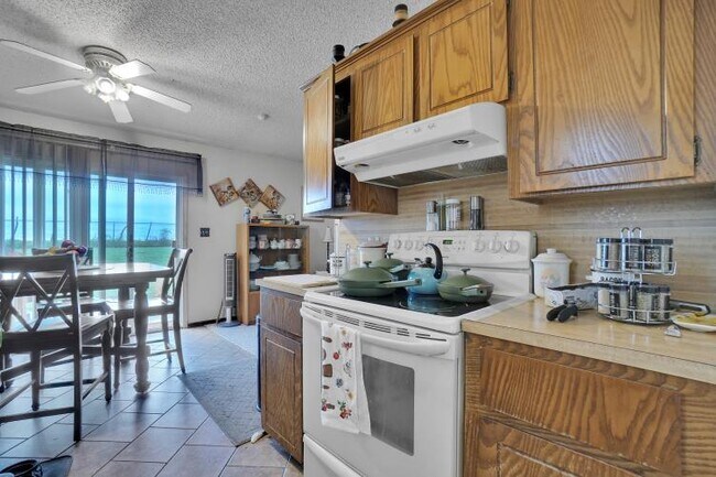 Building Photo - 922 SW 60th St