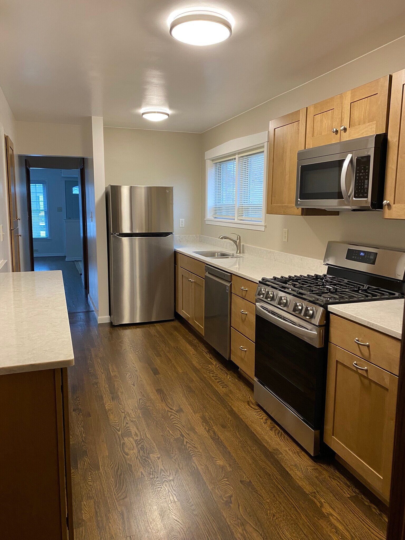 Building Photo - 2346 W Dickens Ave
