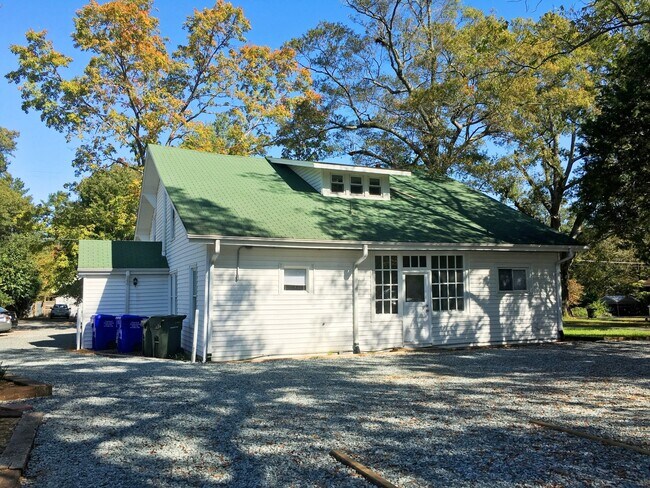 Building Photo - Stunning, renovated 7br home in the heart of Carrboro! Walk to downtown w/ ease, walk or bike to ...