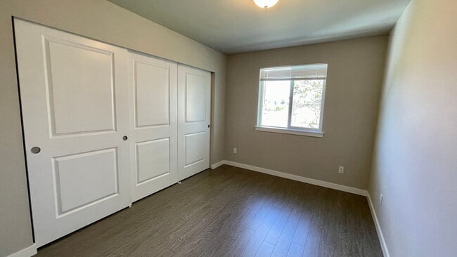 Building Photo - Beautiful 3 Bedroom Duplex with Garage!