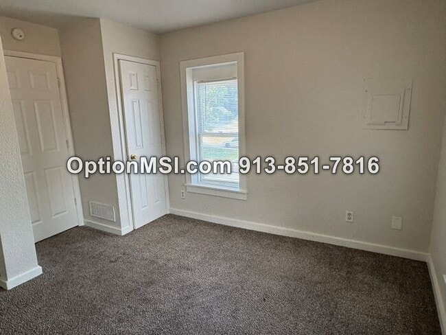 Building Photo - Freshly updated half-duplex