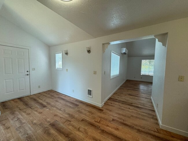 Building Photo - Fully Remodeled 2 bed/1 bath home in Cottage Grove