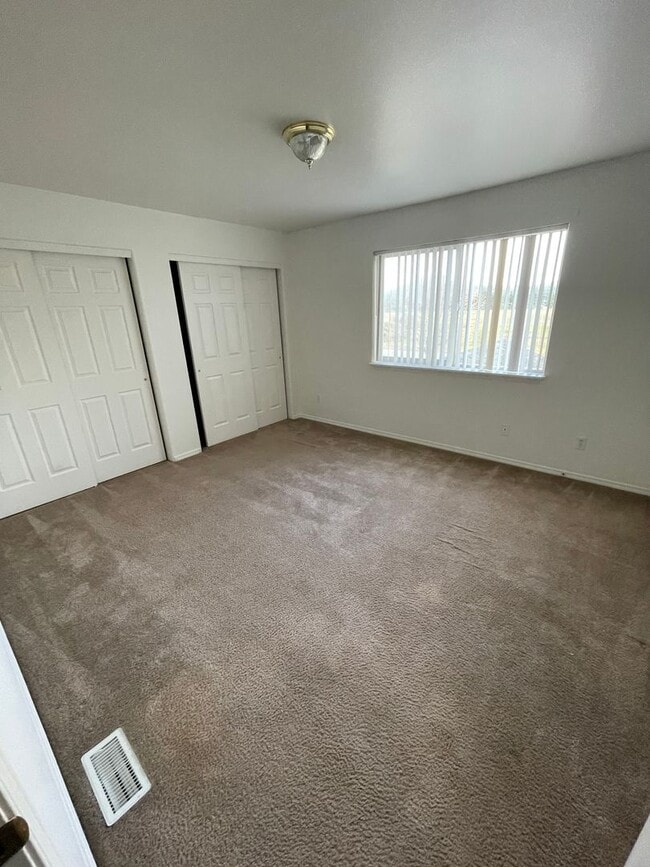 Building Photo - Darling 3 Bed, 1.5 Bath Triplex w/ Garage ...