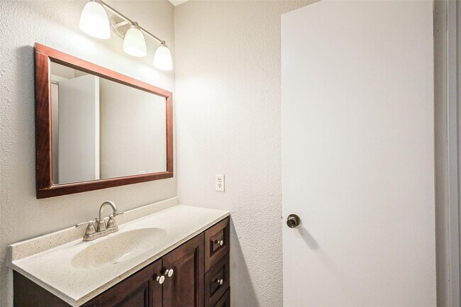 Building Photo - 21330 Park Run Dr