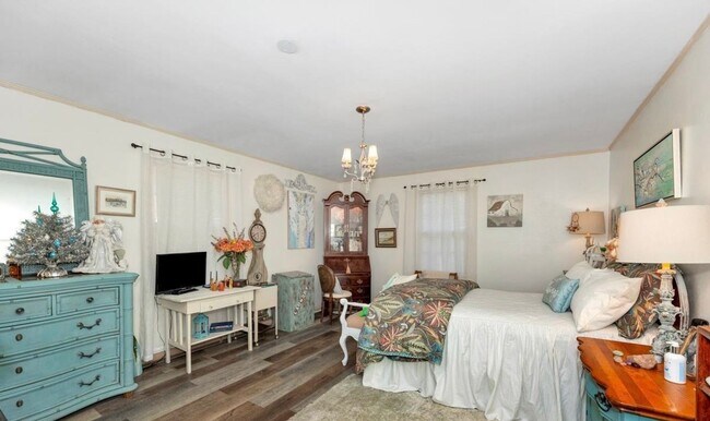 Building Photo - Charming 3 Bedroom, 2 Bathroom Home in Dec...
