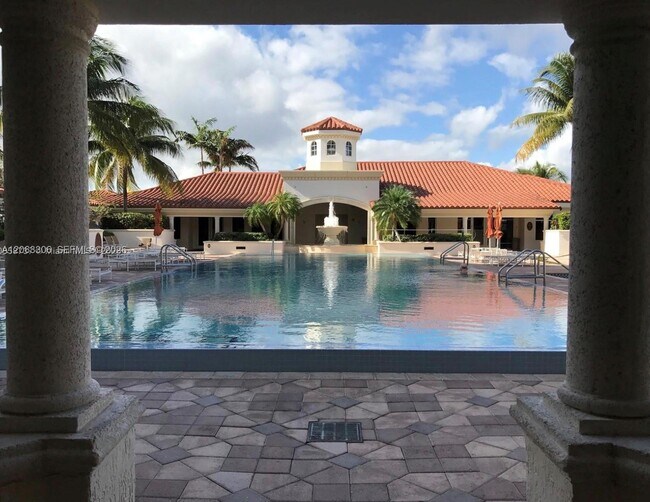 Building Photo - 20000 E Country Club Dr
