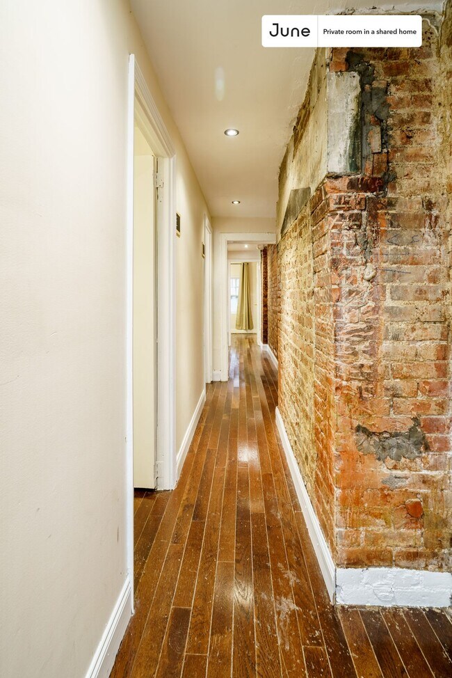 Building Photo - Private bedroom in 5 bed/1.5 bath Home