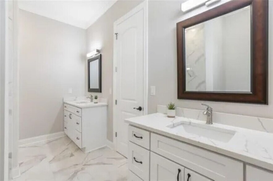 Building Photo - 2323 Leonidas St