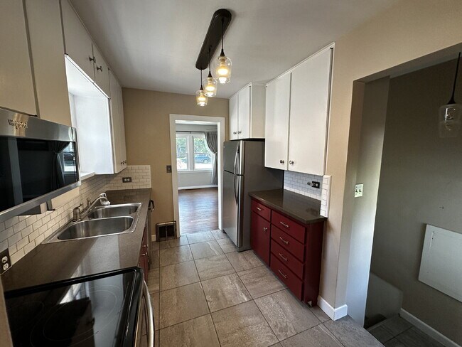 Building Photo - Charming 3-Bed Retreat with Finished Basement an Hardwood Floors!