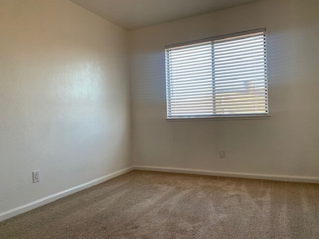 Building Photo - 144 Duranta St