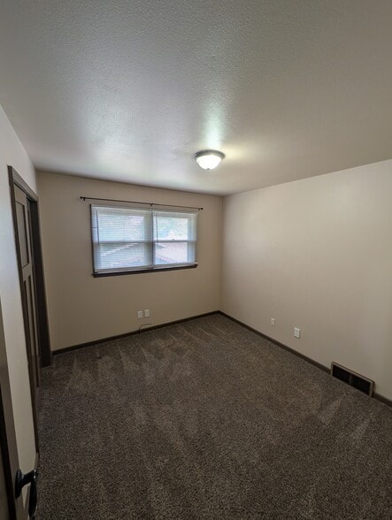Building Photo - 4005 S Glenview Rd