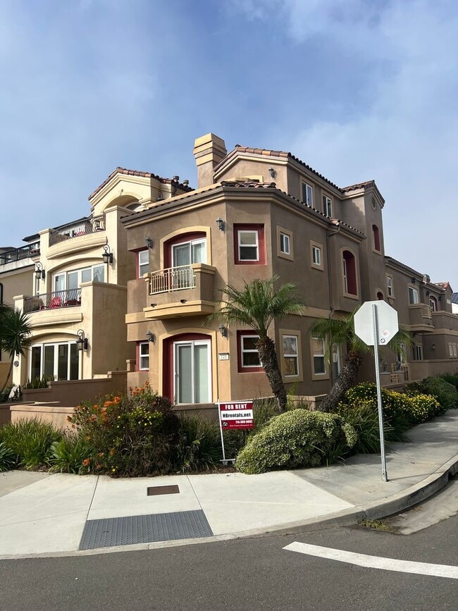 Primary Photo - Custom home 1 block to ocean