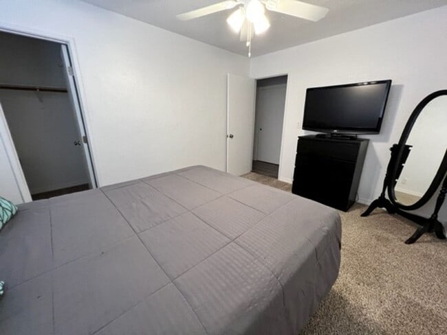 Building Photo - Furnished 3 BR Vacation Rental Includes utilities Near Target Center/Golf/Hwy 95