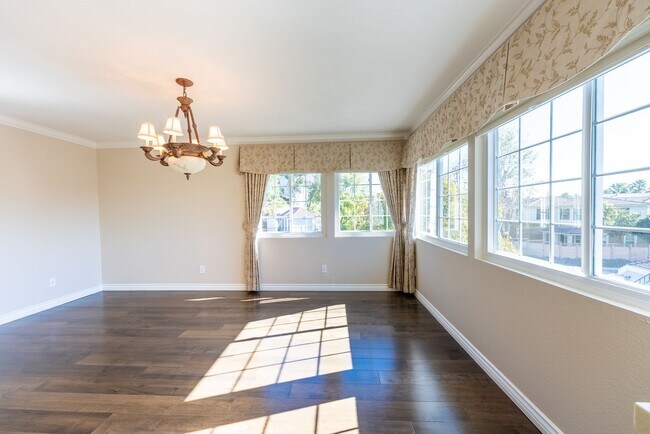 Building Photo - 2 Bedroom & 2 Bathroom